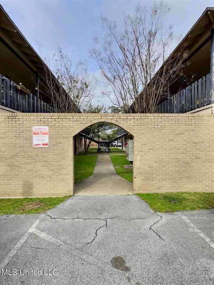 318 Porter Ave Apt 204 - Photo 3 of 13