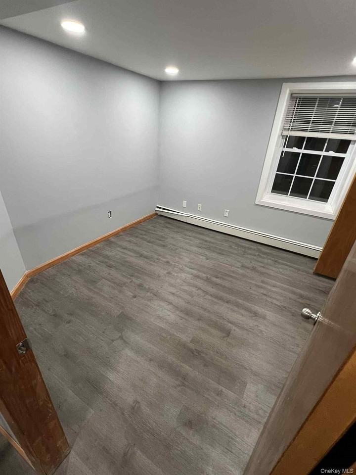 27 Blydenburgh Rd - Photo 7 of 11