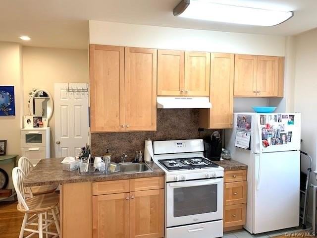 65 Lincoln Blvd Apt D17 #D17 - Photo 5 of 15