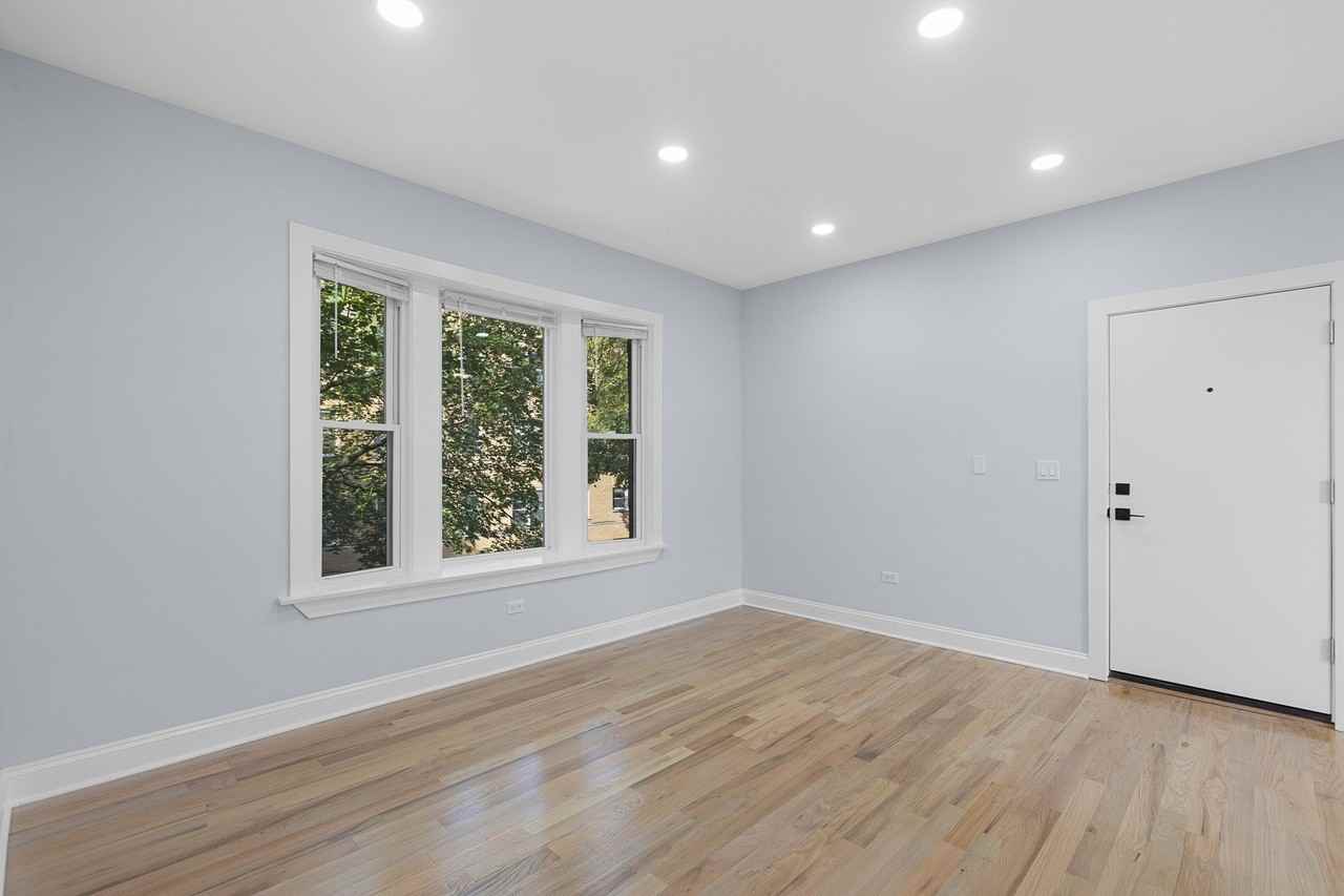 3805 W Belle Plaine Ave Unit 2w #2W - Photo 2 of 10