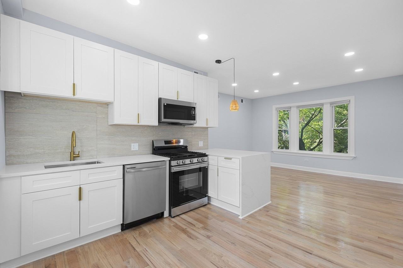 3805 W Belle Plaine Ave Unit 2w #2W - Photo 3 of 10