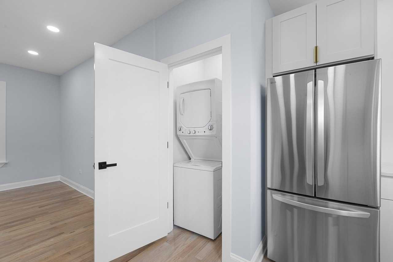 3805 W Belle Plaine Ave Unit 2w #2W - Photo 7 of 10