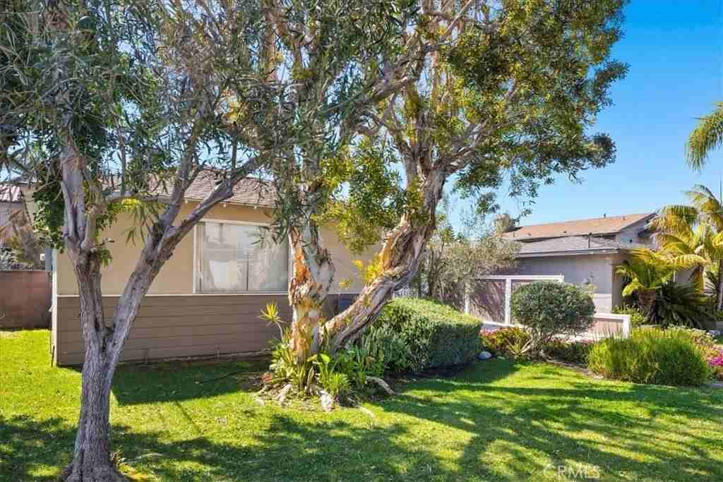 2228 Warfield Ave - Photo 3 of 31