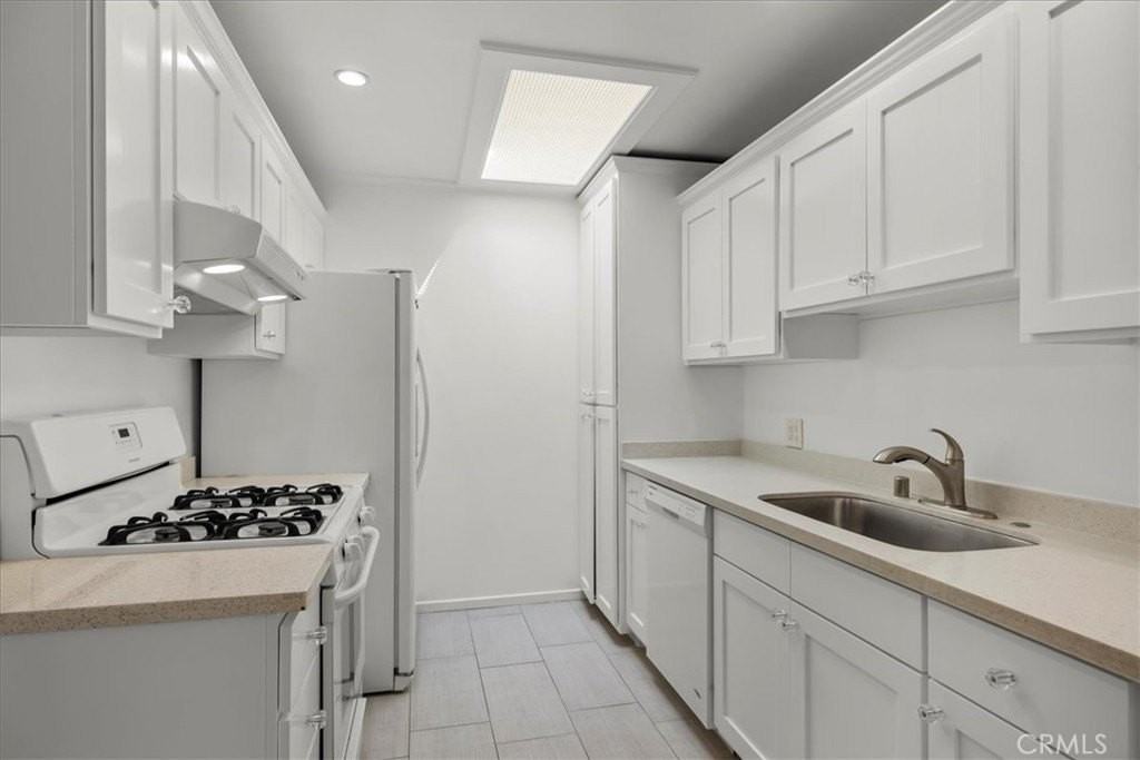 2228 Warfield Ave - Photo 5 of 31