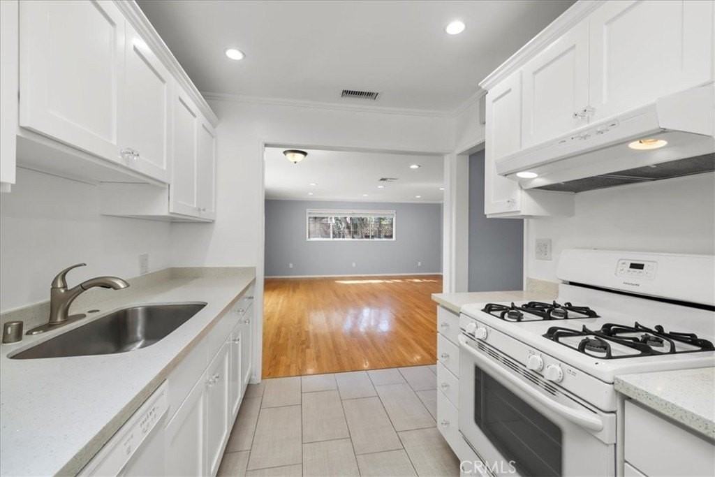 2228 Warfield Ave - Photo 6 of 31