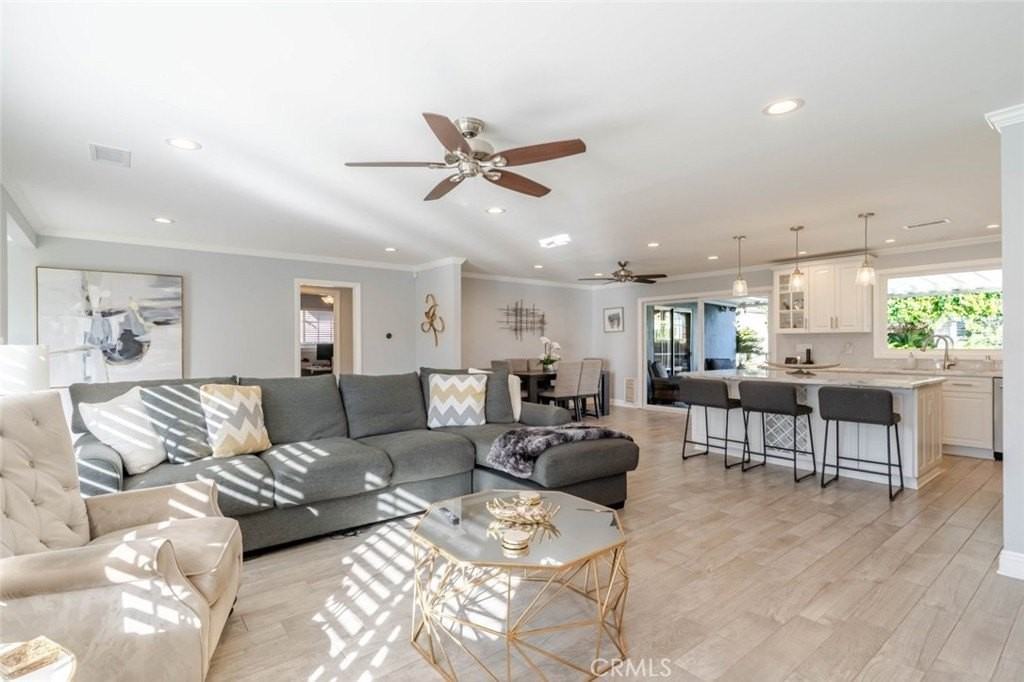 19833 Blythe St - Photo 3 of 28