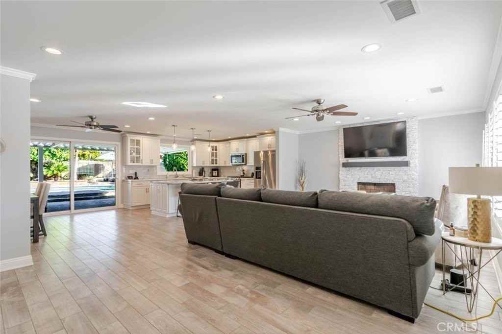 19833 Blythe St - Photo 4 of 28