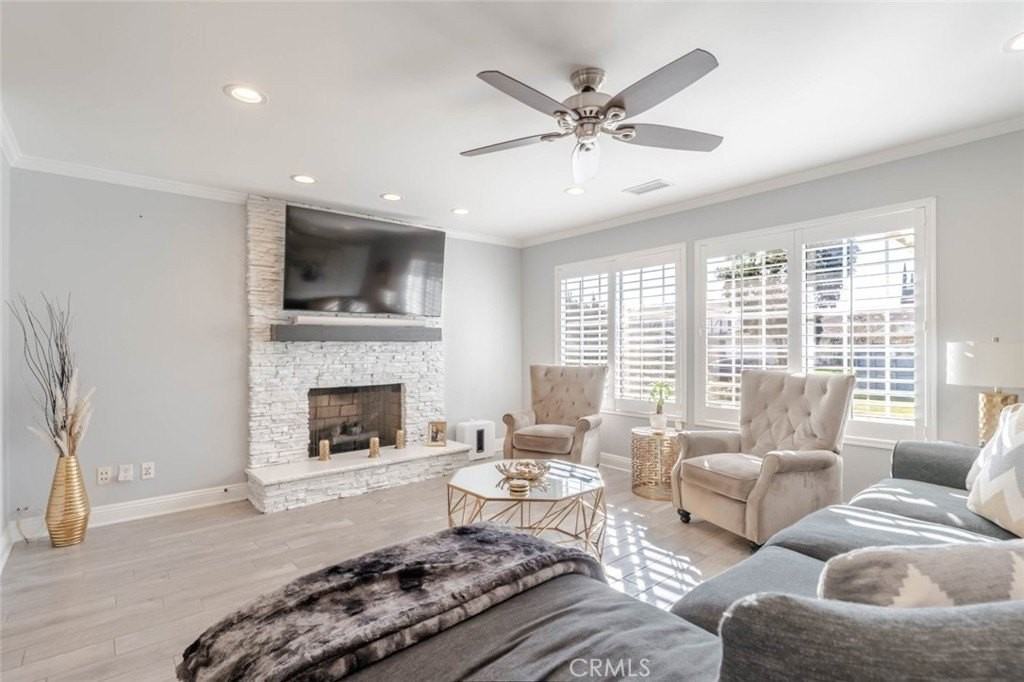 19833 Blythe St - Photo 5 of 28