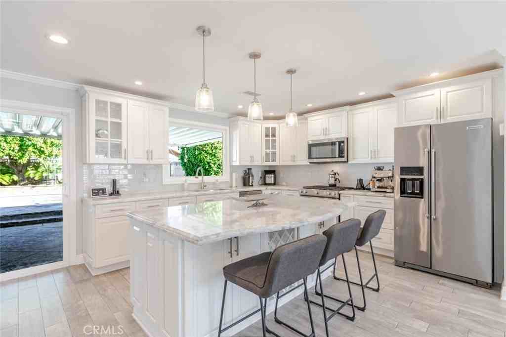 19833 Blythe St - Photo 7 of 28