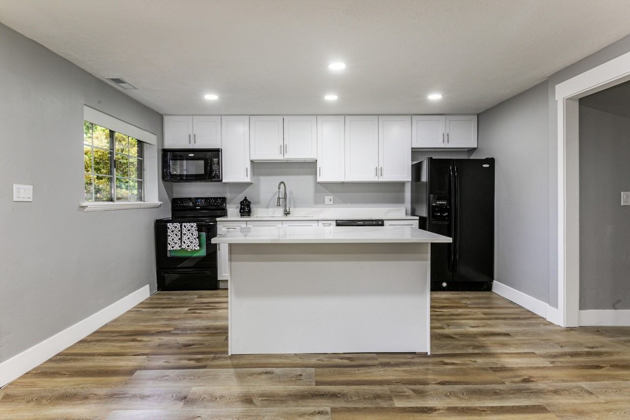 1627 Ne - Photo 2 of 6