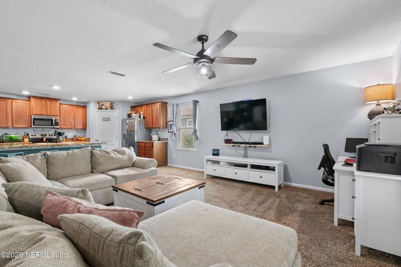 71 Cody St - Photo 3 of 6