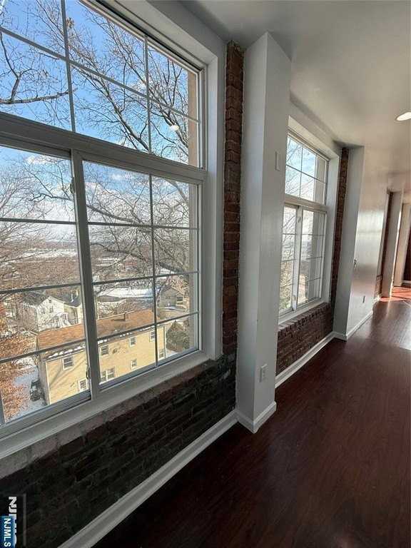 55 Westervelt Ave - Photo 4 of 23