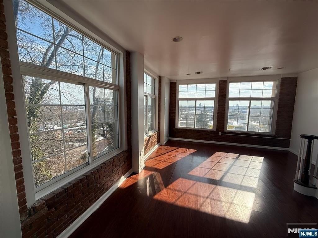 55 Westervelt Ave - Photo 6 of 23