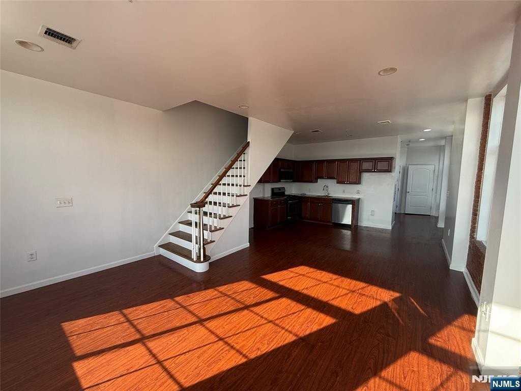 55 Westervelt Ave - Photo 7 of 23