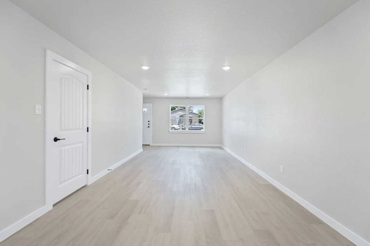 Modern Townhome for Rent – Modern Living at Its Best! - Photo 3 of 11