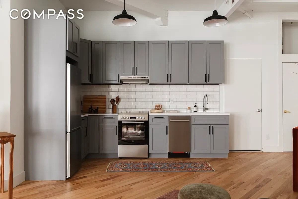 239 Banker St #1A - Photo 6 of 11