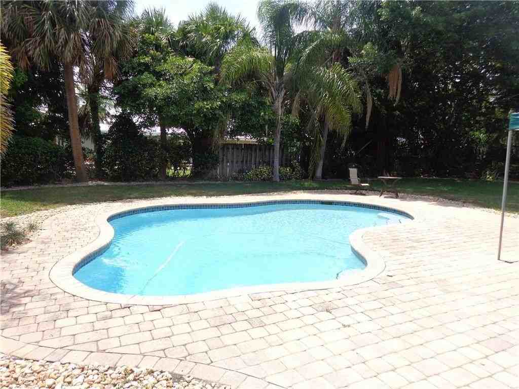 2765 Ne 23rd Ave - Photo 3 of 12