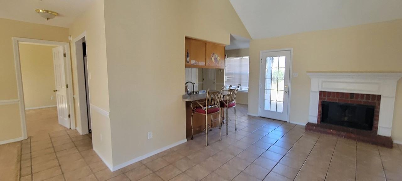 8202 Woodstone Dr - Photo 4 of 17