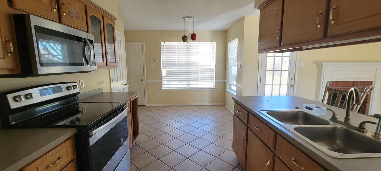 8202 Woodstone Dr - Photo 5 of 17