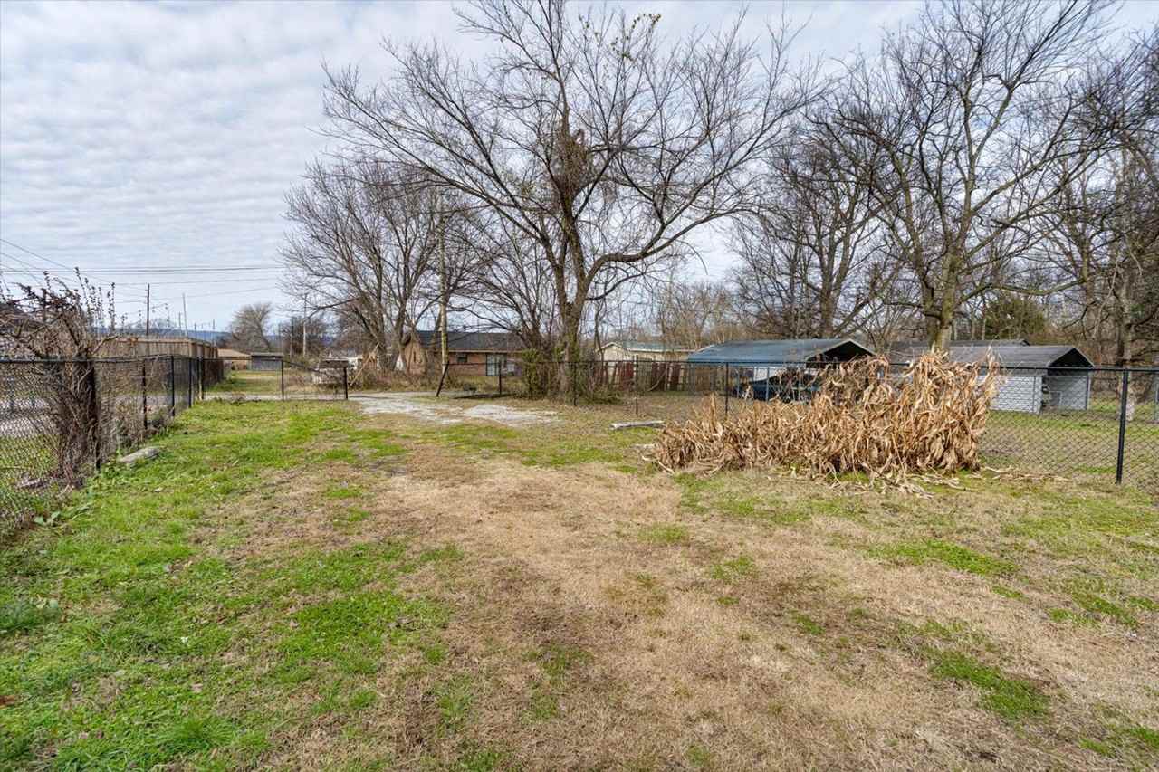 555 Dodson Ave - Photo 5 of 20