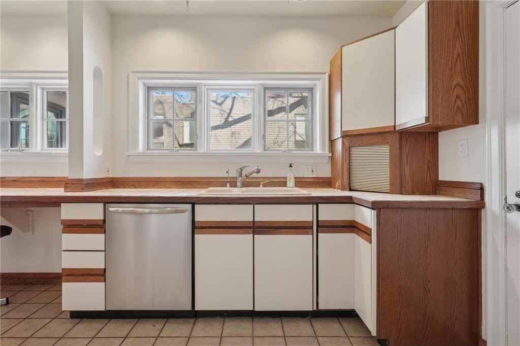 1721 Humboldt Ave S #2-3 - Photo 4 of 39