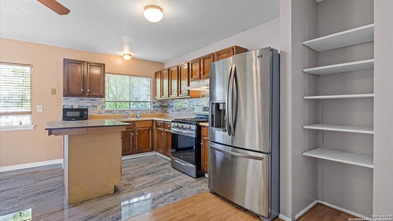 208 Gamblewood - Photo 4 of 17