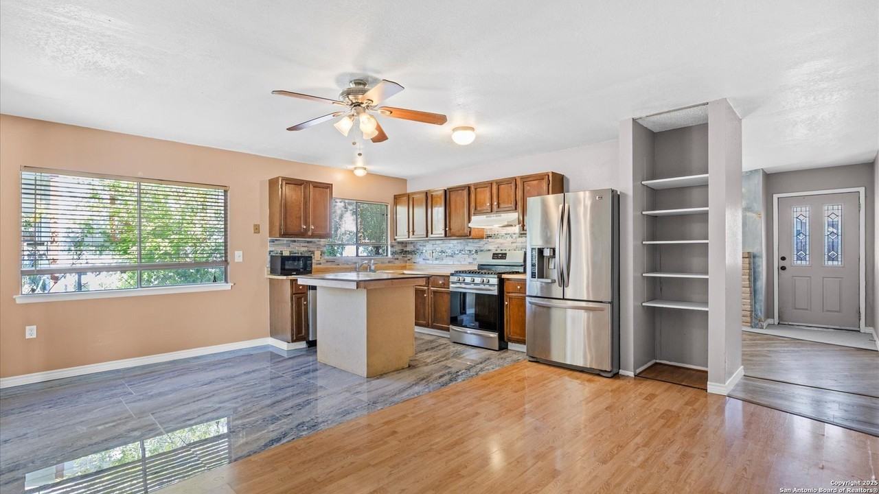 208 Gamblewood - Photo 5 of 17