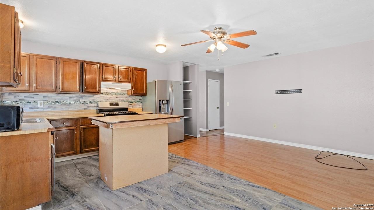 208 Gamblewood - Photo 6 of 17