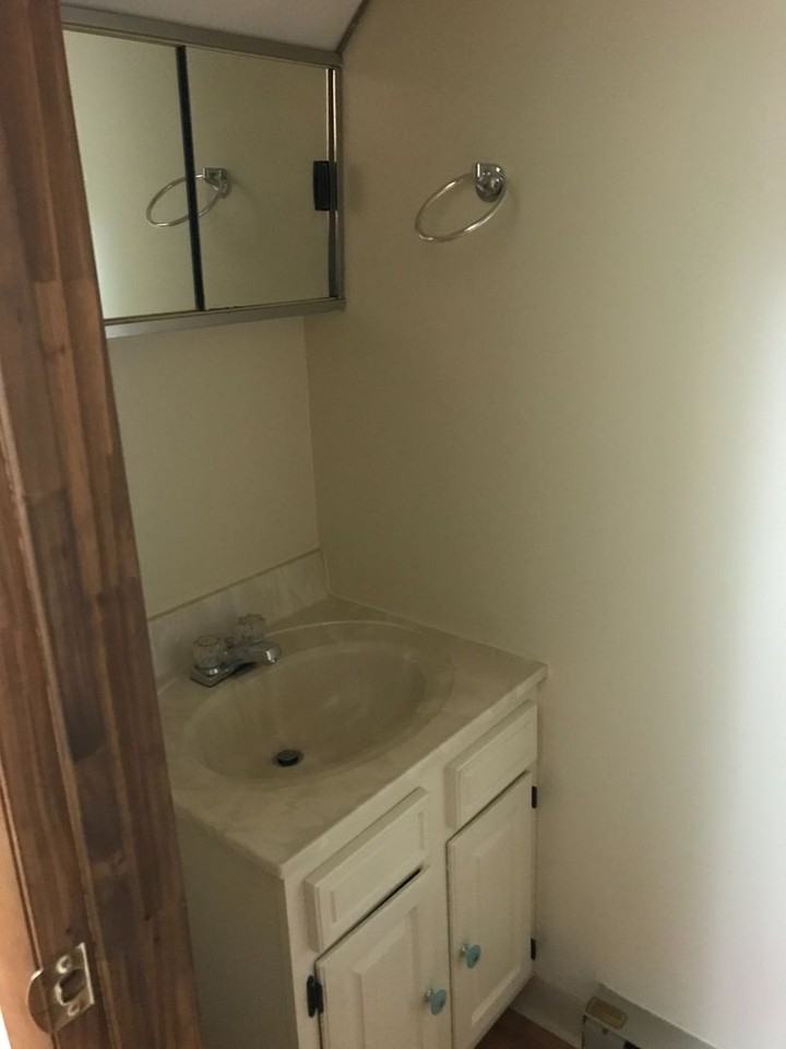 738 Southgate Dr - Photo 4 of 9