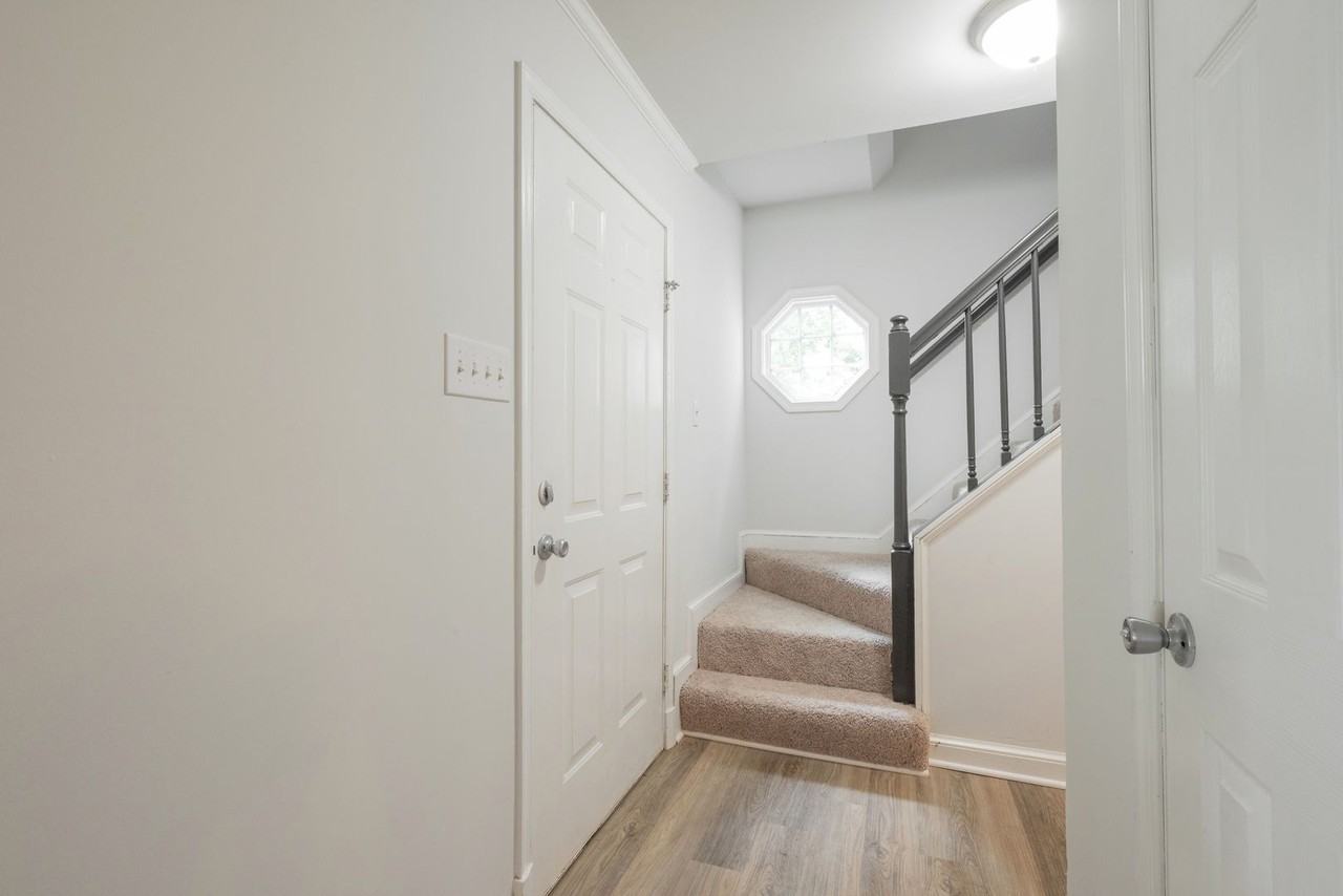 3219 Castlebury Dr - Photo 4 of 31