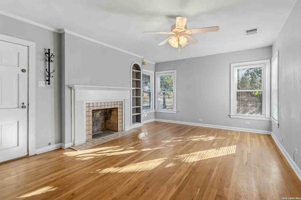 410 S Park Blvd - Photo 4 of 28