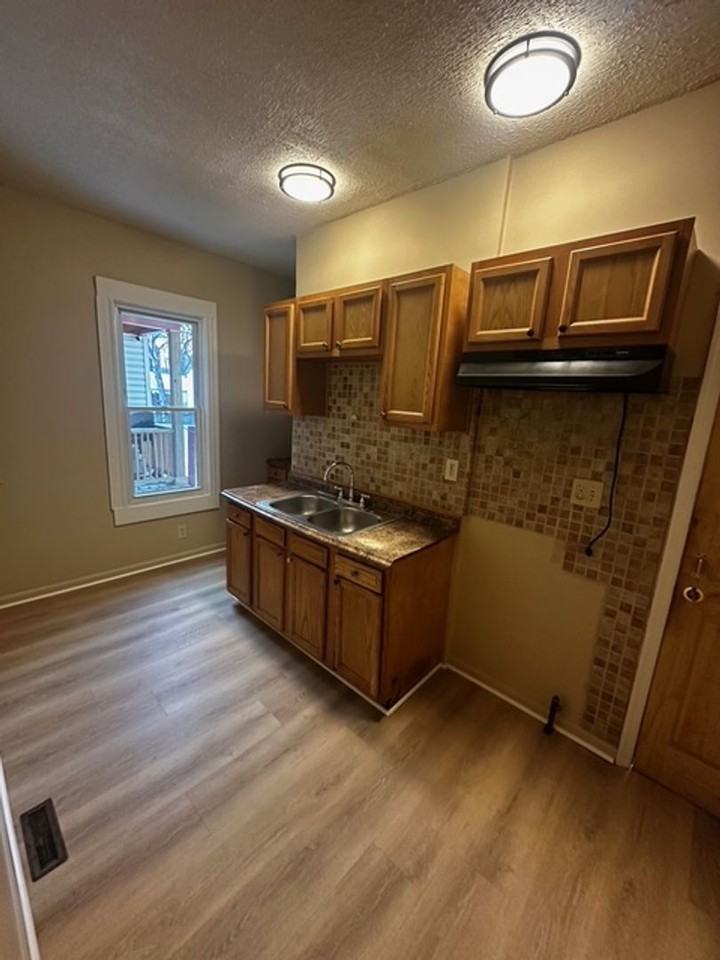 207 Kenwood Ave - Photo 2 of 17