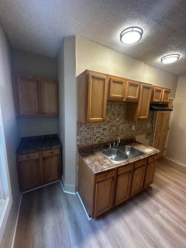 207 Kenwood Ave - Photo 3 of 17