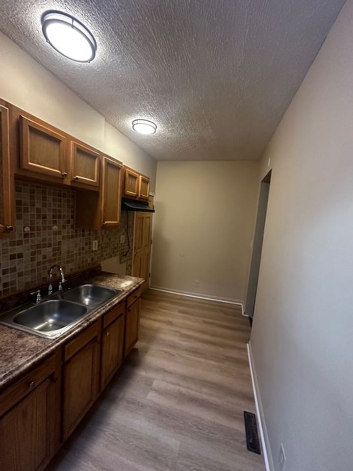 207 Kenwood Ave - Photo 4 of 17