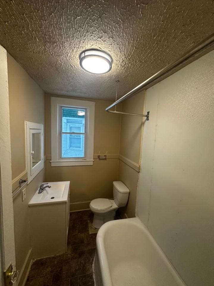 207 Kenwood Ave - Photo 5 of 17