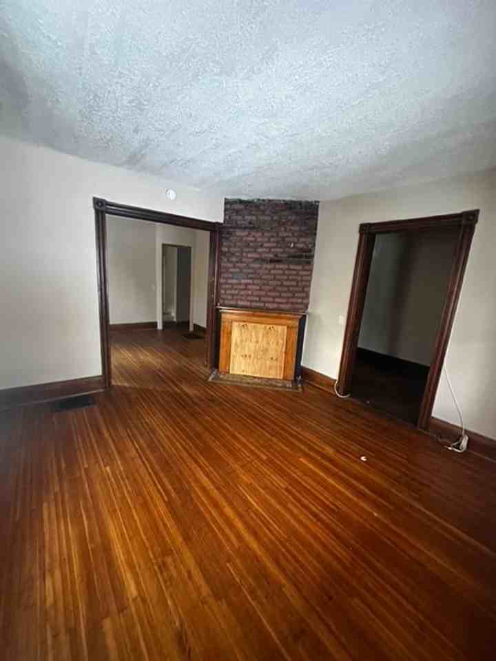 207 Kenwood Ave - Photo 6 of 17