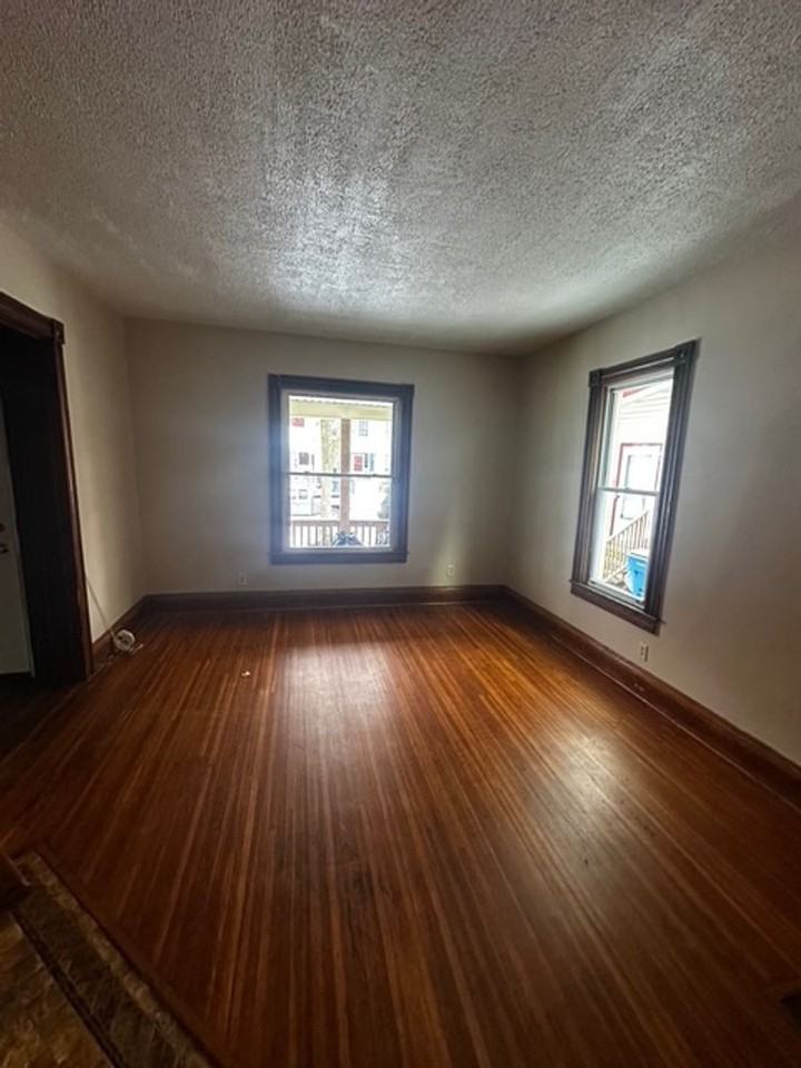 207 Kenwood Ave - Photo 7 of 17