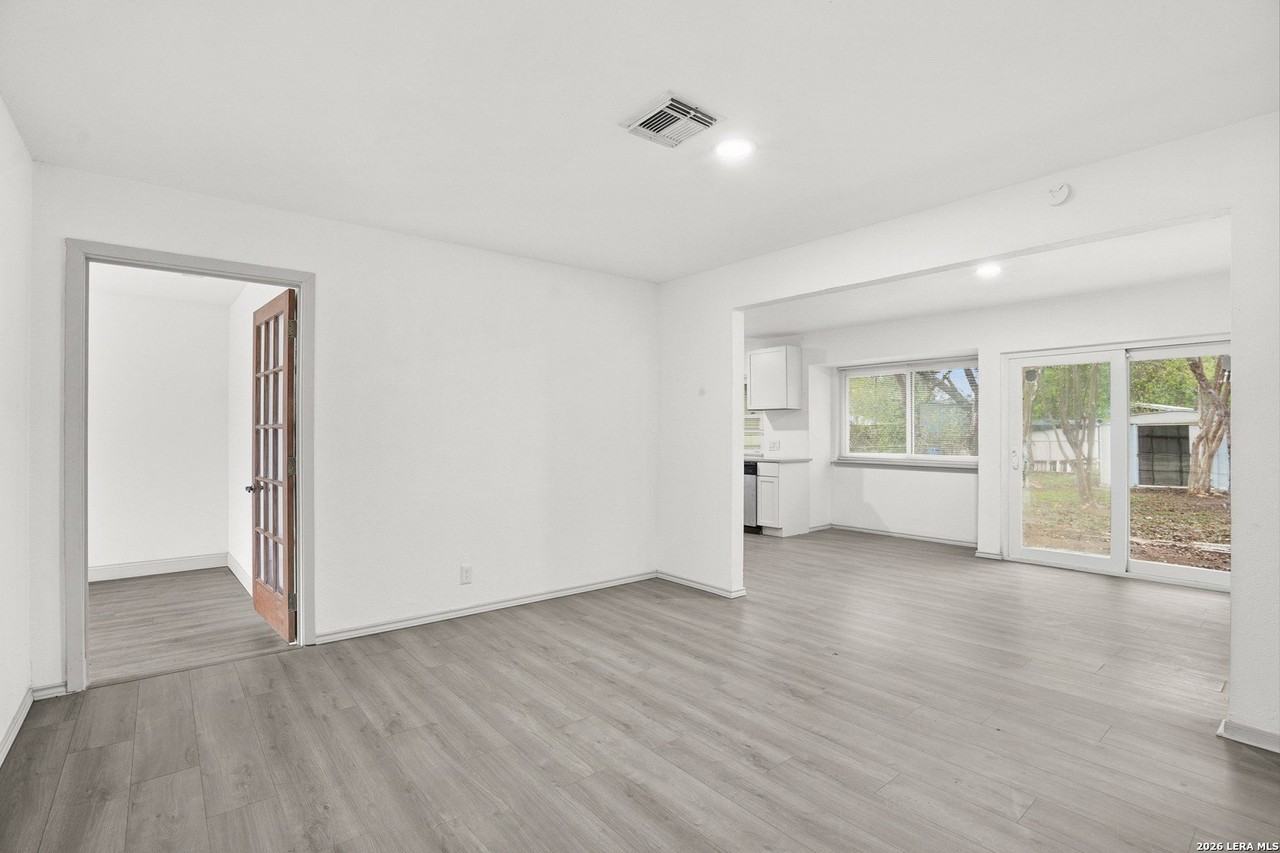 1107 S Brownleaf St - Photo 2 of 12