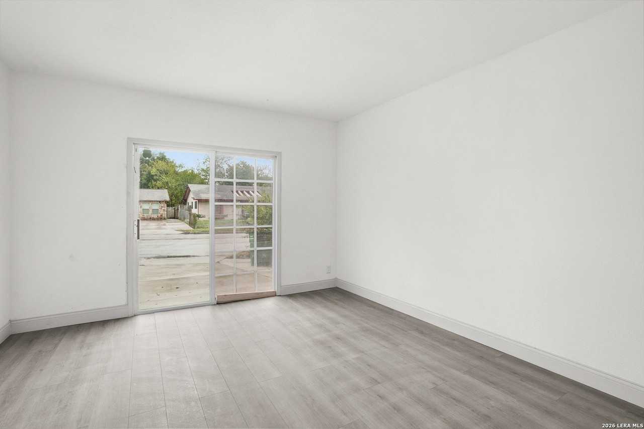 1107 S Brownleaf St - Photo 3 of 12