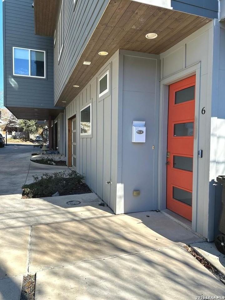 Craigmont Ln - Photo 2 of 16