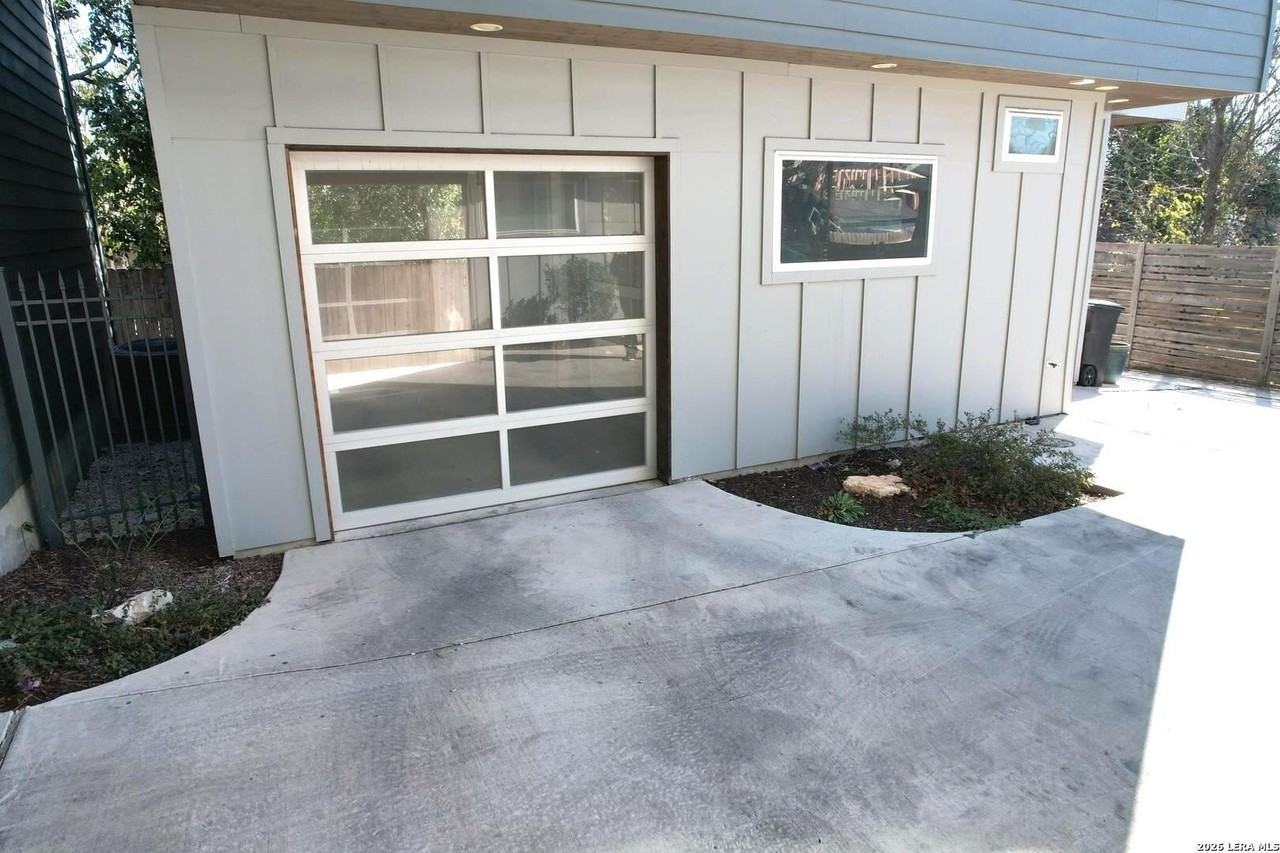 Craigmont Ln - Photo 3 of 16