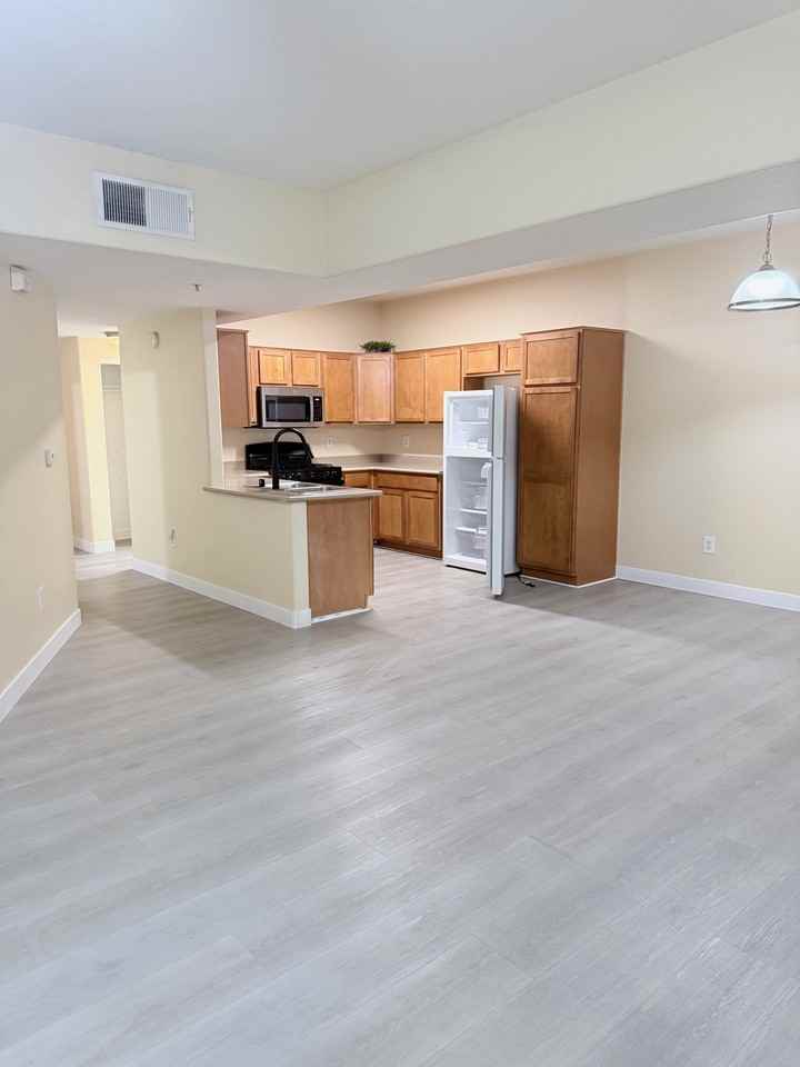 2291 W Horizon Ridge Pkwy #7141 - Photo 3 of 26