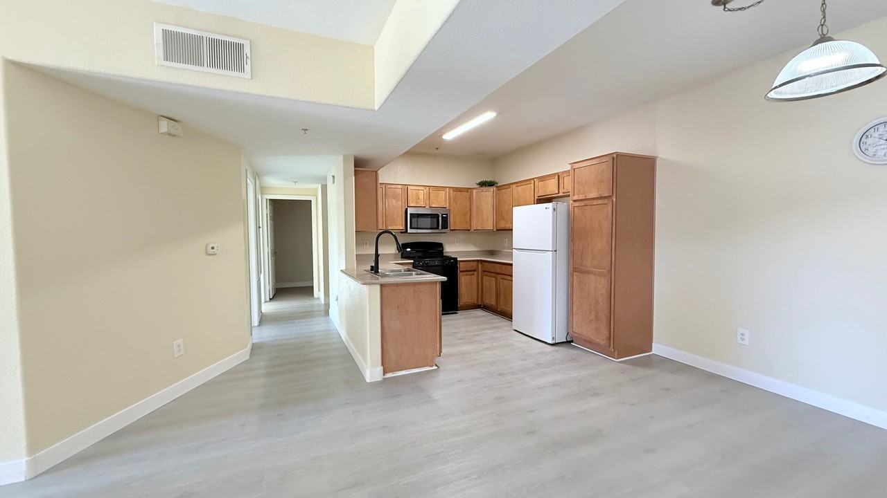 2291 W Horizon Ridge Pkwy #7141 - Photo 5 of 26