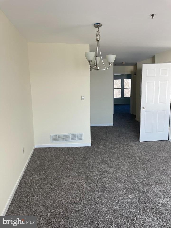 5215 Le Parc Dr Apt 8 #8 - Photo 3 of 35