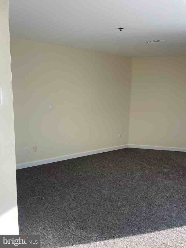 5215 Le Parc Dr Apt 8 #8 - Photo 4 of 35