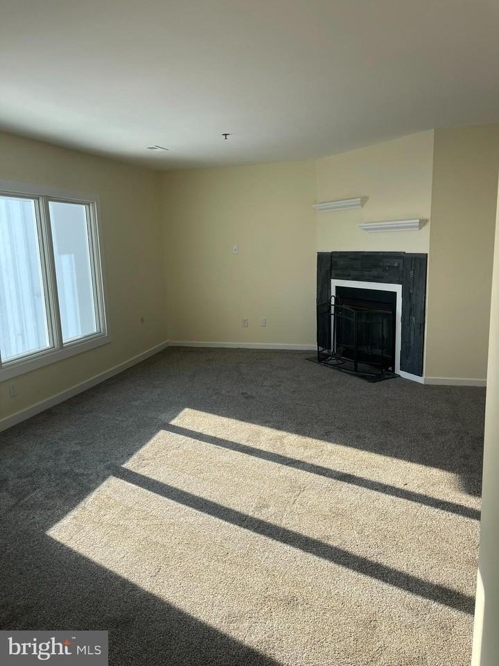 5215 Le Parc Dr Apt 8 #8 - Photo 6 of 35