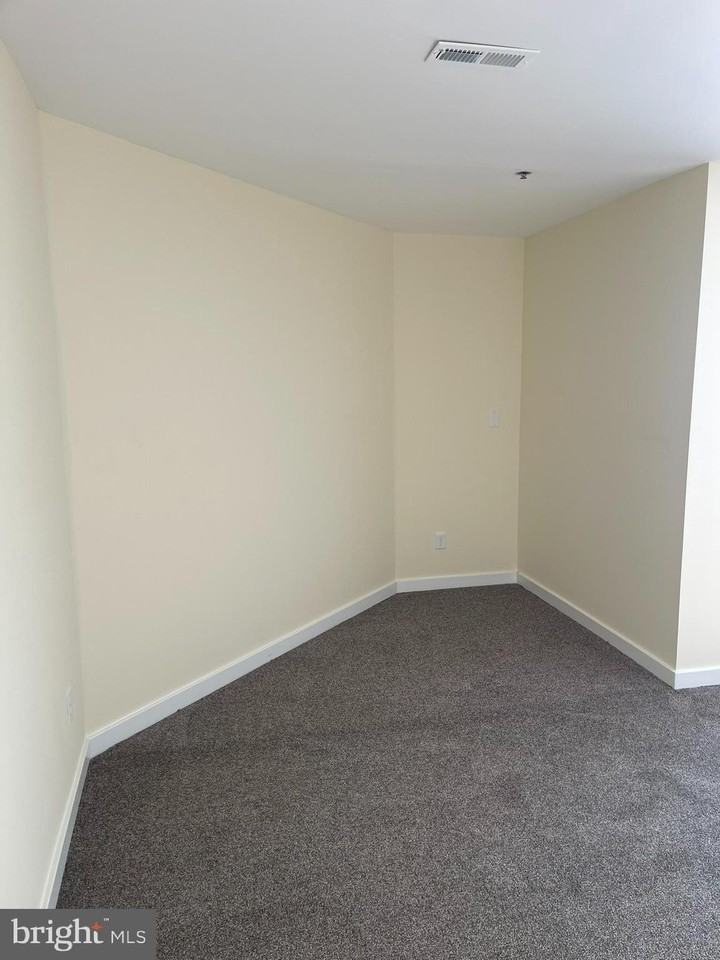 5215 Le Parc Dr Apt 8 #8 - Photo 7 of 35