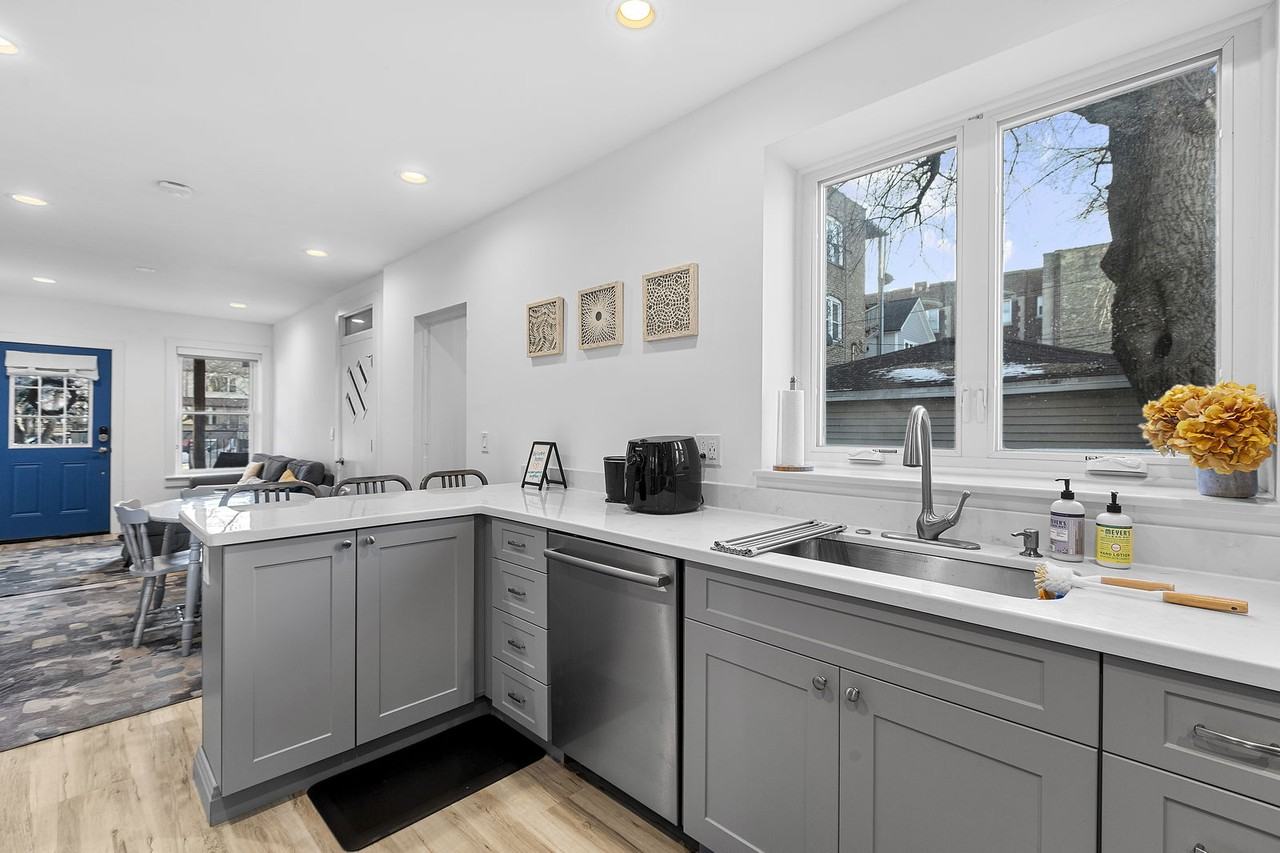 3144 N Spaulding Ave #1 - Photo 2 of 8