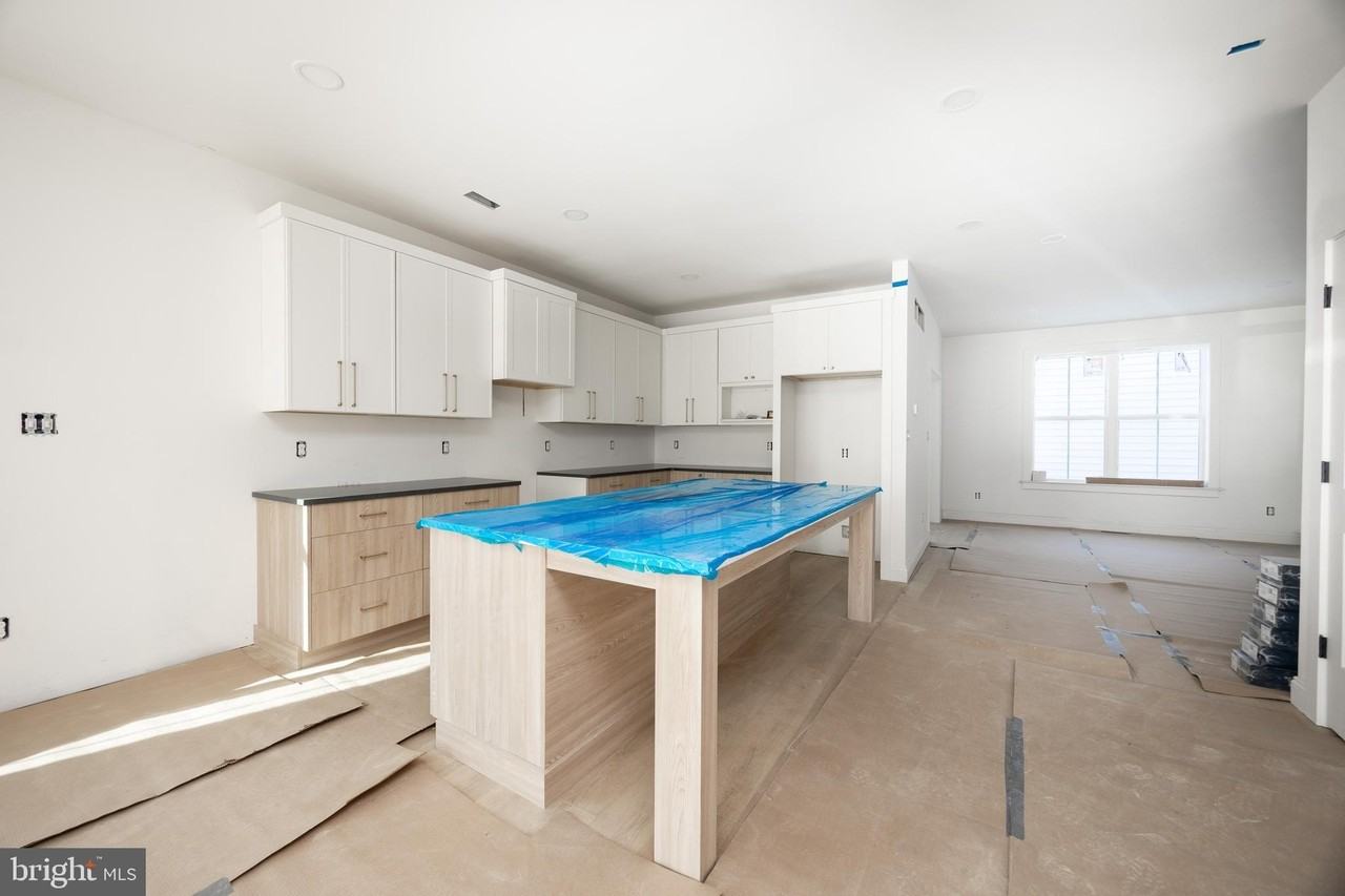 453 E Franklin St Unit Twin #TWIN - Photo 3 of 36