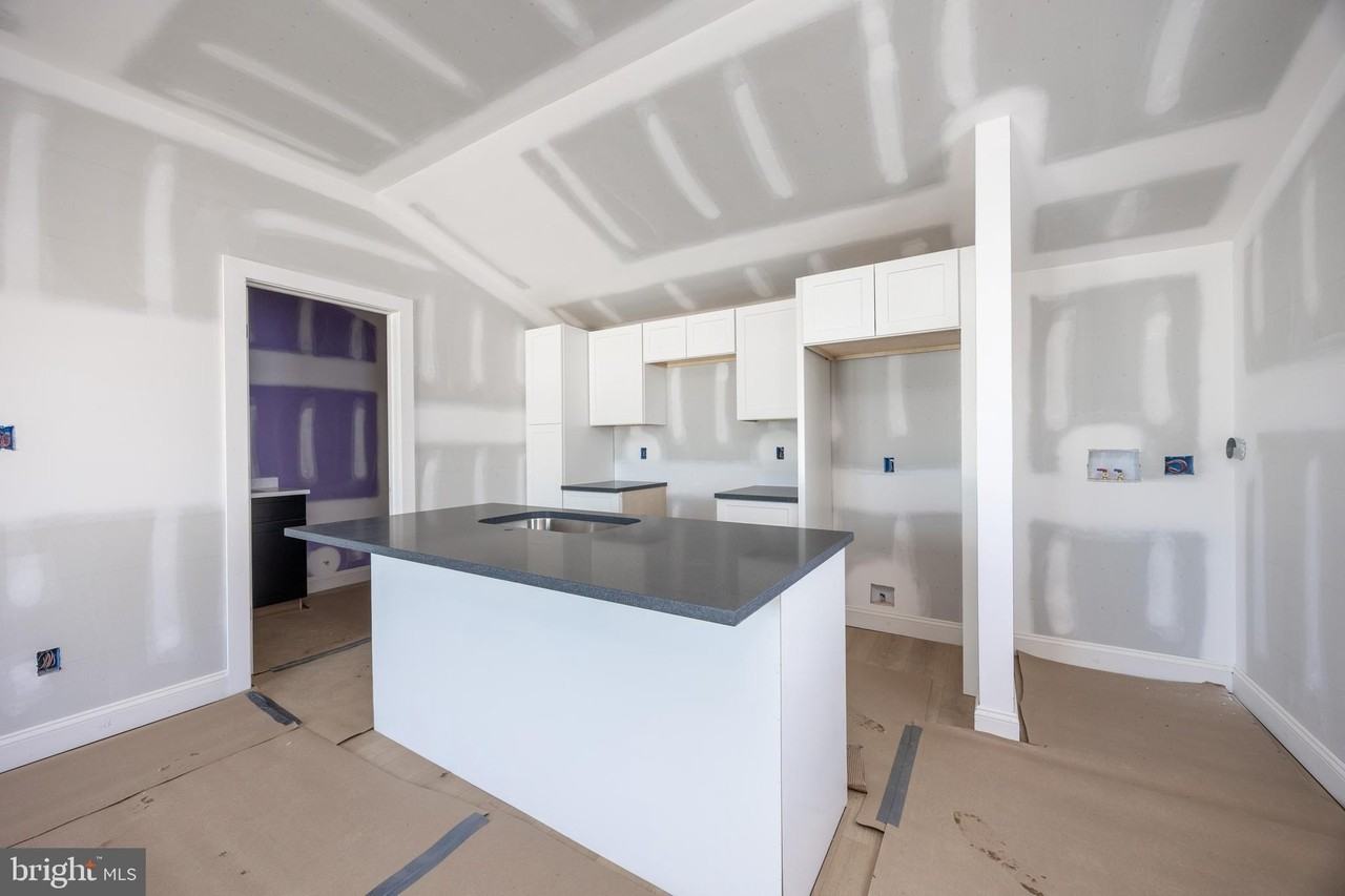 453 E Franklin St Unit Eff #EFF - Photo 4 of 10